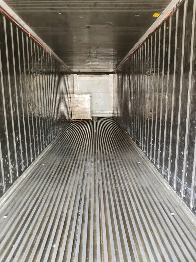 Container rỗng dài với sàn có gân và pallet đầu tiên đặt ở phía cuối