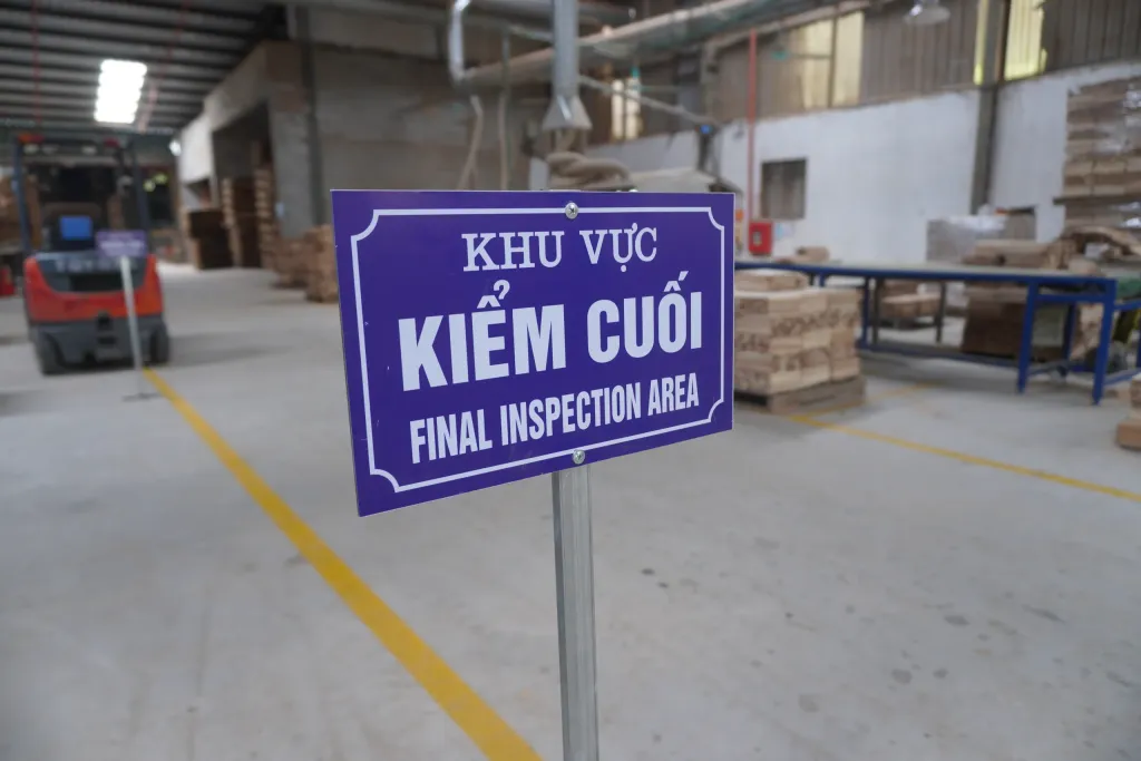 Biển khu vực kiểm tra cuối trên sàn sản xuất