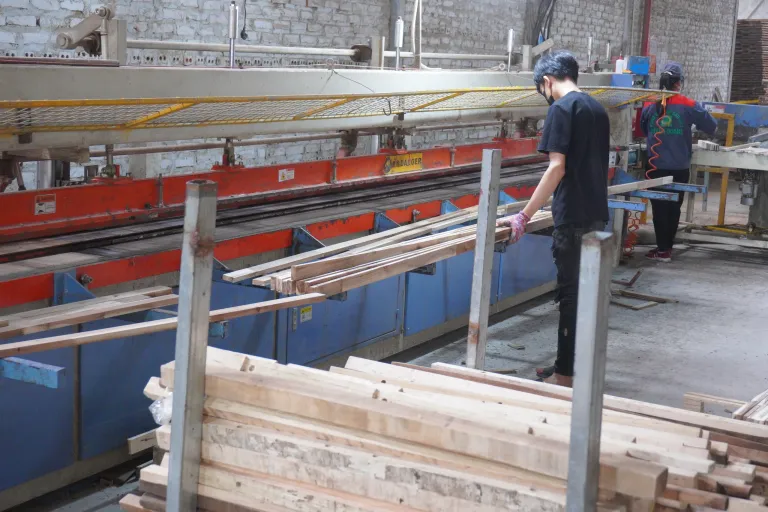 Workers handling jointed strips at a finger-joint line