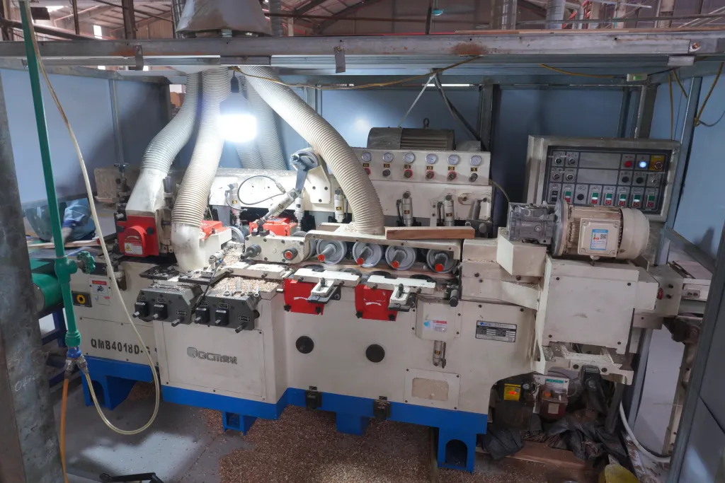 Four-sided moulder with dust extraction hoods