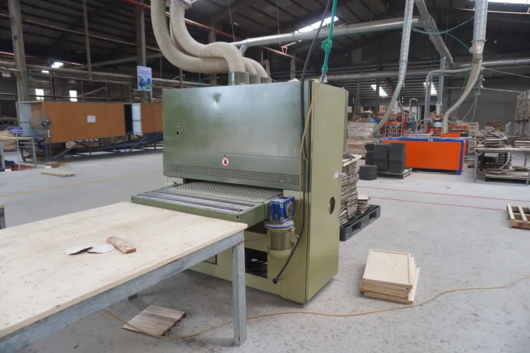 Sanding machine with infeed table in the production hall